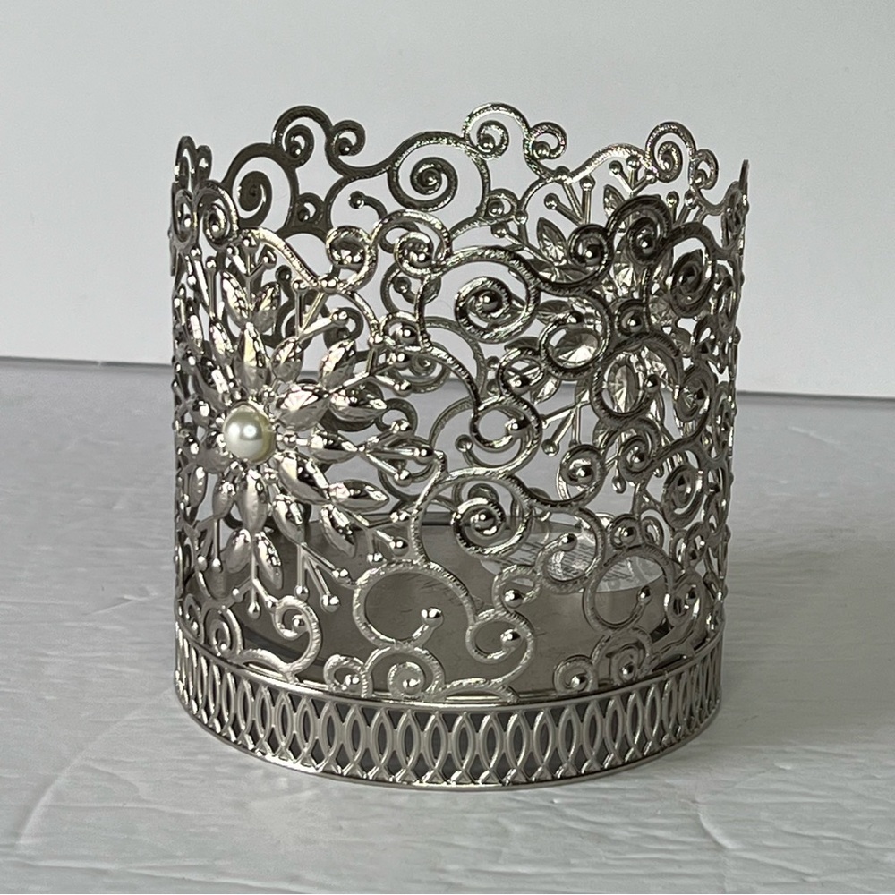 BATH & BODY WORKS SNOWFLAKE SWIRL PEARL LARGE 3 WICK CANDLE HOLDER Holiday - Picture 3 of 6